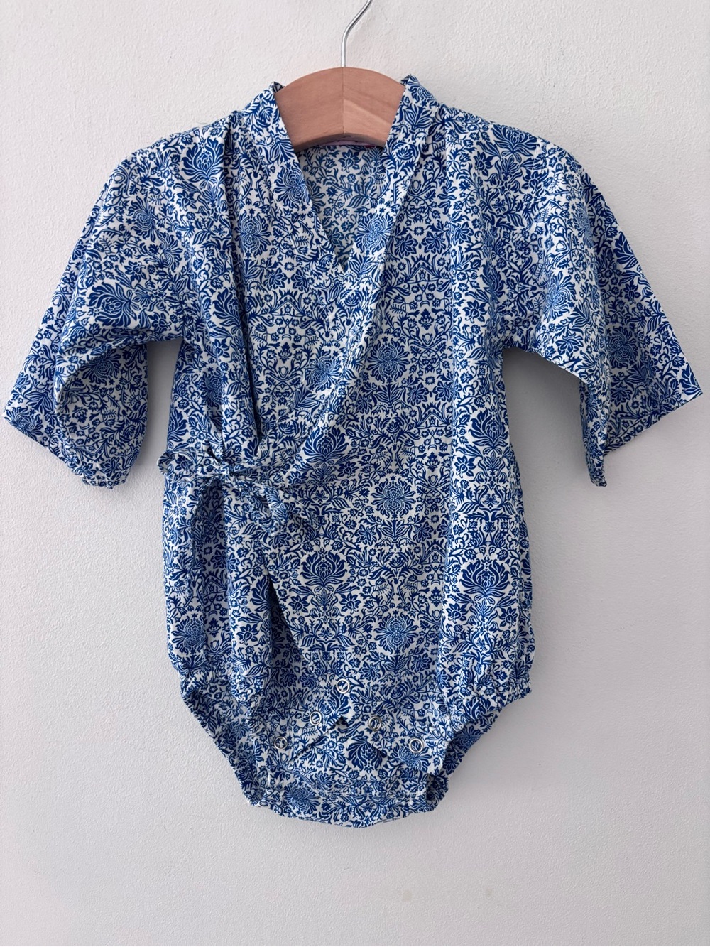 Lucky Wang NYC like new kimono onesie infant baby 6M blue white print floral